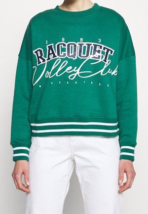 Sweat-shirt vert à manches longues avec des poignets et un ourlet rayés blancs, avec un grand texte "Racquet Volley Club" en bleu marine et blanc sur le devant.