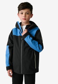 Schwarze und blaue wasserdichte Jacke mit Reißverschluss vorne, verstellbarem Kapuzen und Klettverschlussmanschetten. Verfügt über einen Logopatch am Ärmel und Taschen.