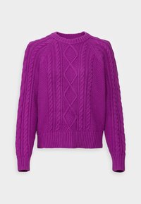Suéter de punto trenzado en color púrpura con patrones texturizados, cuello redondo y puños y dobladillo de canalé. La tela parece gruesa y acogedora.