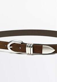 Brunt ruskind bælte med en sølvmetal spænde, tre dekorative sølvringe og en spids ende til lukning. Teksturdetaljer på overfladen er synlige.