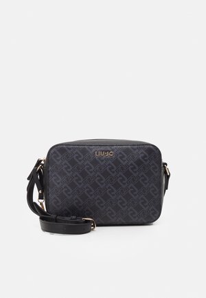 Zwarte rechthoekige crossbodytas met herhalend logopatroon, gouden "LIU JO" tekst en verstelbare riem met gouden beslag.