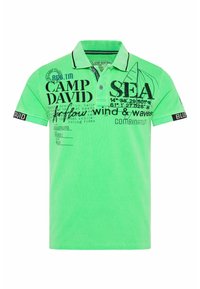 Zielona bawełniana koszulka polo z czarnymi nadrukami graficznymi, poziomymi paskami na kołnierzyku oraz markowym akcentem na rękawie.