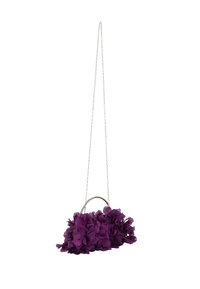 Bolso de tela púrpura con diseño floral, asa de cadena plateada y pétalos texturizados. Forma compacta con un aspecto elegante y decorativo.