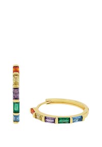 Pendientes de aro de oro con una fila de gemas rectangulares multicolores: morado, verde, azul, amarillo, naranja y rojo. Textura suave.