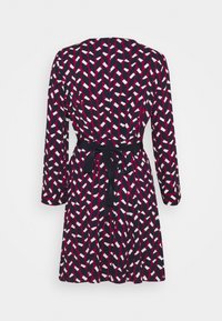 Granatowa sukienka z geometrycznym wzorem w kolorze czerwonym i białym, z długimi rękawami, wiązaniem w talii i długością do kolan. Gładka faktura tkaniny.