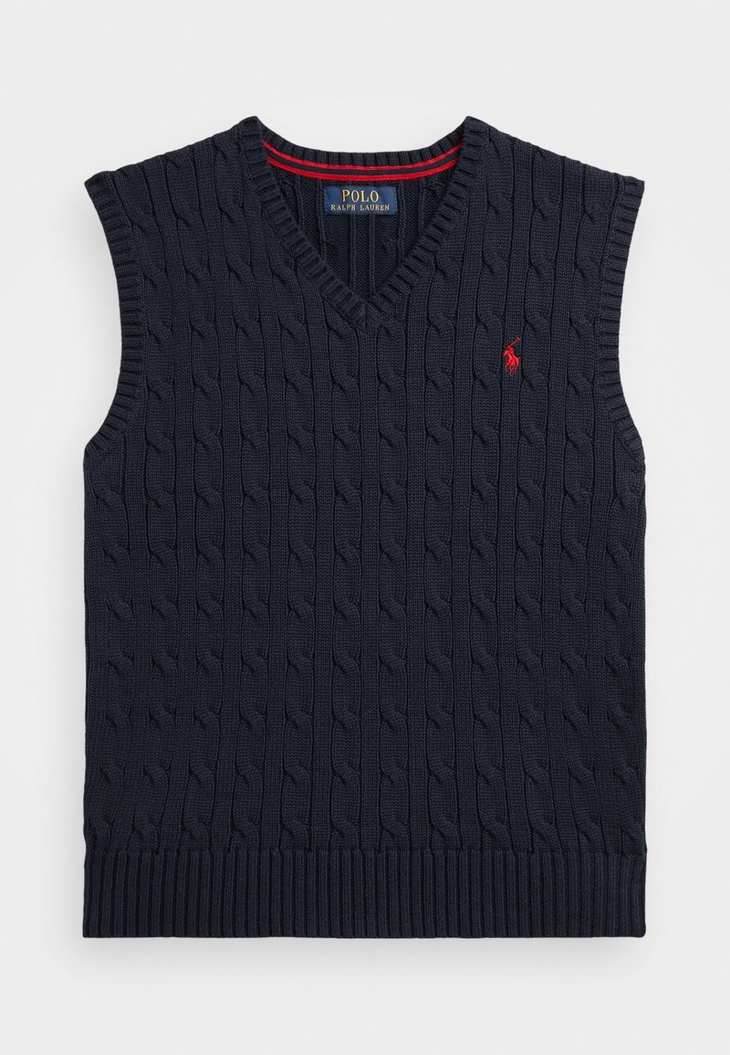 Suéter sin mangas de punto azul marino con escote en V, con un patrón de punto de cable y dobladillo acanalado. Acento rojo en el escote y en el logo.