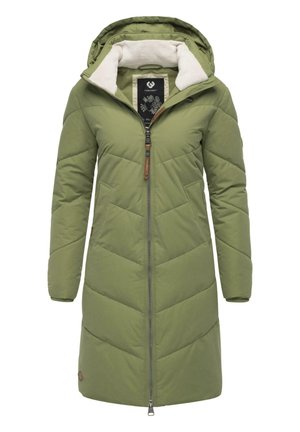 Cappotto puffer lungo verde oliva con zip frontale, design trapuntato e cappuccio foderato in pelliccia sintetica. Presenta tasche laterali e accenti in pelle marrone.