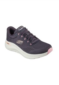 Zapatilla deportiva de color púrpura oscuro con parte superior de tejido transpirable, detalles en rosa y una suela blanca acolchada. Sus características incluyen un diseño texturizado y un sistema de cordones.