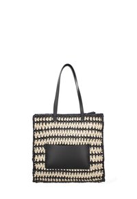 Borsa tote intrecciata con strisce nere e crema, dettagli in pelle e due manici robusti. La parte anteriore presenta una tasca rettangolare in pelle.
