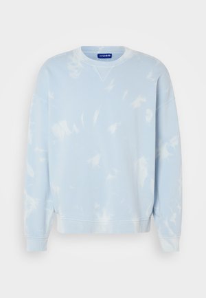 Lyseblå sweatshirt med tie-dye mønster, rund hals og brede ærmer. Fremstillet af blødt stof med ribbestrikkede manchetter og bund.