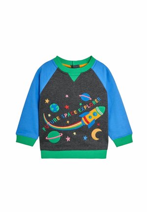 Grauer Pullover mit blauen Ärmeln, verziert mit bunten, weltraumthematischen Stickereien: eine Rakete, Planeten und Sterne. Rippstrickbündchen in Grün an den Ärmeln und am Kragen.