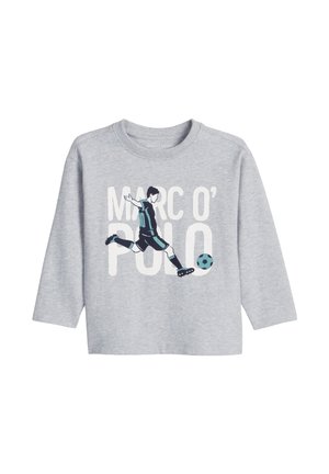 Lichtgrijs shirt met lange mouwen met een afbeelding van een voetballer die een blauw-zwarte bal trapt, over een grote witte tekst "MARC O' POLO".