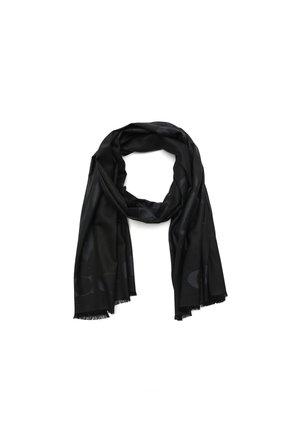 Czarny lekki szal z subtelnym wzorem i frędzlami na krawędziach, luźno złożony w pętlę na białym tle.