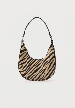 Sac à épaule en imprimé zèbre beige et noir avec un fond en courbe et une seule poignée noire, photographié sur un fond blanc uni.