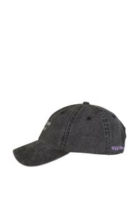 Căciulă de baseball din denim negru, cu o umbrelă curbată, având text brodat pe față și un accent violet pe lateral.