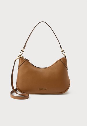 Ruda odinė Michael Kors pečių rankinė su auksinės spalvos detalėmis ir reguliuojamomis nuimamos dirželių ant baltos vientisos fono.