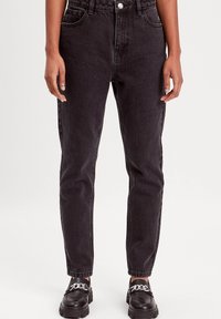 Jeans in denim nero a vita alta con vestibilità dritta, caratterizzati da tasche frontali e posteriori, cuciture verticali e una texture liscia.
