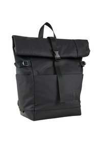 Schwarzer Rolltop-Rucksack aus strukturiertem Synthetikmaterial, mit verstellbaren Trägern, Schnallenverschlüssen und einer Fronttasche.