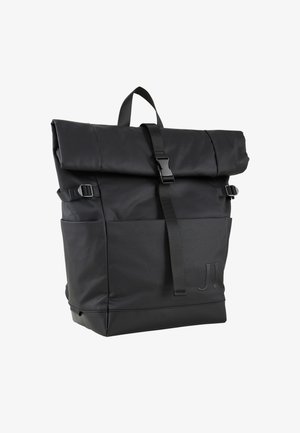 Zaino nero a roll-top realizzato in materiale sintetico testurizzato, dotato di spallacci regolabili, chiusure a fibbia e una tasca di stoccaggio frontale.