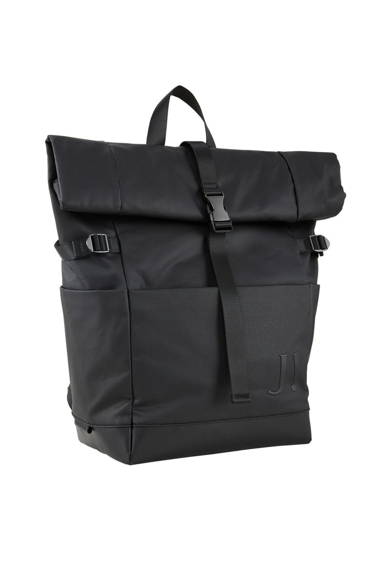 Musta rullattava reppu, joka on valmistettu teksturoidusta synteettisestä materiaalista. Repussa on säädettävät hihnat, solkikiinnitykset ja etuosassa tarviketasku.