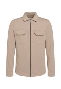 Chaqueta larga de manga larga color beige con cremallera frontal, dos bolsillos con solapa en el pecho y bolsillos laterales, que presenta una pequeña etiqueta de la marca en el bolsillo derecho del pecho.