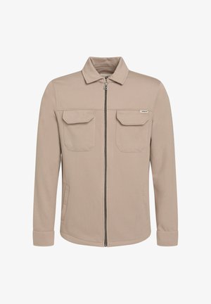 Beige langemouwen jack met voorkant rits, twee borstzakken met klep en zijzakken, met een klein merketiket op de rechter borstzak.