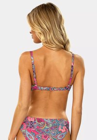 Wielokolorowy zestaw bikini z nadrukiem paisley. Góra ma regulowane ramiączka i zapięcie na klamrę, podczas gdy dół jest niskosiedzący.