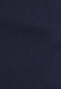 Navyblauwe stof met een gladde textuur en een subtiel ribbelpatroon. Effen kleur zonder zichtbare markeringen of versieringen.