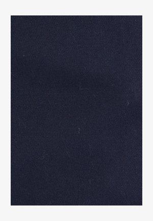 Tessuto blu navy con una texture liscia e un sottile motivo a righe. Colore uniforme senza segni o decorazioni visibili.