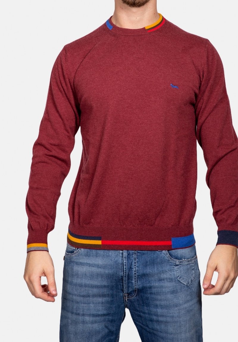 Bordeaux trui met lange mouwen, geribbelde manchetten en zoom, met een meerkleurige gestreepte kraag en accenten op de onderzoom. Klein logo op de borst.
