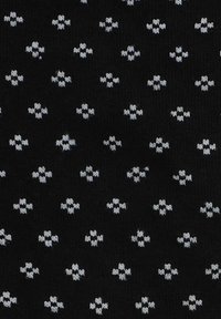 Czarna tkanina z powtarzającym się wzorem małych białych i jasnoszarych krzyżyków. Tekstura wydaje się żebrowana, co nadaje subtelnej głębi.