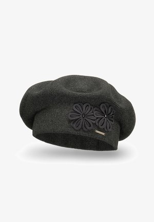 Beret negru tricotat cu un finisaj texturat, având două flori decorative și un accent metalic mic.