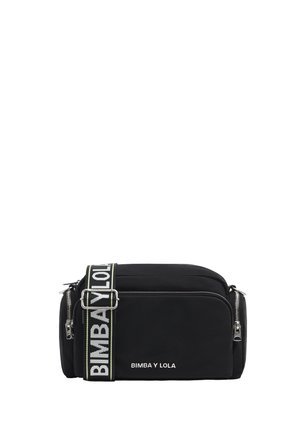 Czarna torba typu crossbody z srebrnymi suwakami, z odpinanym paskiem oznaczonym "BIMBA Y LOLA" w białym i zielonym kolorze. Kompaktowy prostokątny kształt.