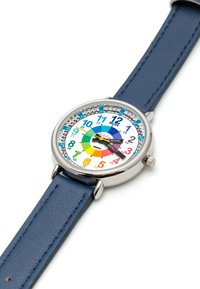 Montre analogique ronde avec un cadran blanc, des marqueurs d'heure colorés, un bracelet en cuir bleu et des éléments en métal argenté. Comprend les aiguilles des minutes et des heures.