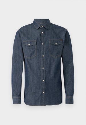 Mørkeblå denimskjorte med lange ærmer, klassisk krave, to brystlommer og knappelukning foran med hvide knapper og kontrastsyning.