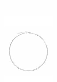 Naszyjnik choker w srebrnym odcieniu o gładkiej, płaskiej powierzchni. Okrągły wzór z regulowanym łańcuszkiem i zapięciem dla pewnego mocowania.