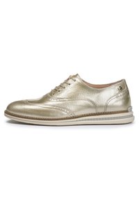Scarpa stringata in pelle dorata metallizzata con una texture liscia, dettagli perforati sulla punta e una suola in gomma bianca con accenti grigi.