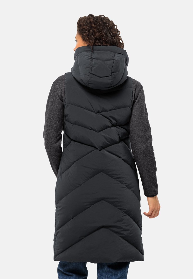 Schwarze Steppweste mit Zickzacknähten, hohem Kragen und Kapuze. Sie zeichnet sich durch eine Mischung aus verschiedenen Stofftexturen mit grauen Ärmeln und einem langen Schnitt aus.