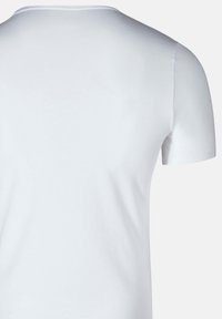 T-shirt bianco a maniche corte, realizzato in tessuto leggero, presenta un collo rotondo e una texture liscia senza motivi o accenti visibili.