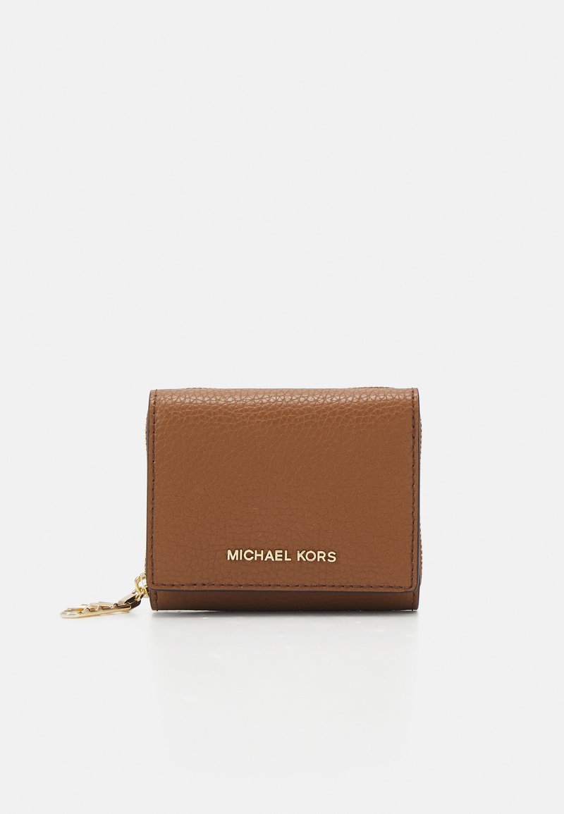 Smeđi kožni novčanik s teksturiranom površinom, s zlatnim brendom "MICHAEL KORS", zatvaranjem na zatvarač i malim detaljem od lanca.