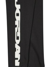 Schwarze Jogginghosen mit einem weißen "JORDAN"-Logo, das vertikal auf der linken Seite ausgerichtet ist. Hergestellt aus weichem Stoff und mit einem geraden Bein-Design.