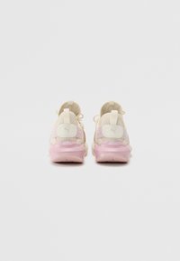 Letvægtssneakers med en mesh-overdel i cremefarvet og accenter i pastelpink. Har tykkere polstring og gummisåler med en struktureret finish.