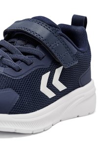 Marine sportieve schoen met een bovenwerk van mesh, witte accenten, een veilige band en een gestructureerde zool voor grip. Verstelbare vetersluiting voor de juiste pasvorm.