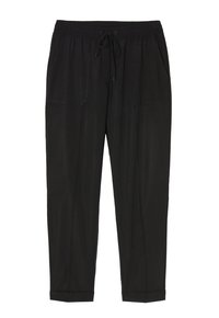 Zwarte, lichte broek met een elastische tailleband, trekkoord en twee zijzakken. Heeft taps toelopende benen met omslagen.