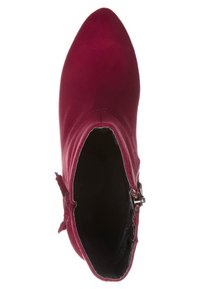 Bottine bordeaux à bout pointu, confectionnée en tissu doux. Elle présente une fermeture éclair latérale et une doublure intérieure texturée.