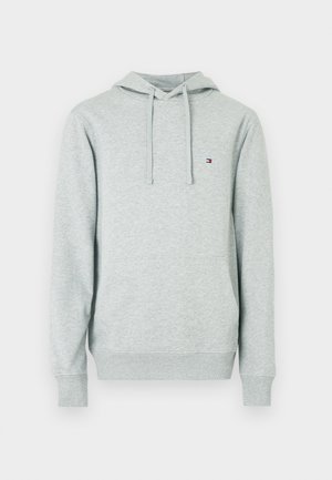 Sweat à capuche gris clair avec cordons, manches longues, poche kangourou et petit logo rectangulaire rouge, blanc et bleu sur la poitrine.