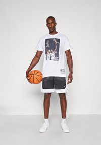 Mitchell & Ness NBA SAN ANTONIO SPURS DUNCAN & ROBINSON NBA PLAYER PHOTO TEE - Klub merchandise - white