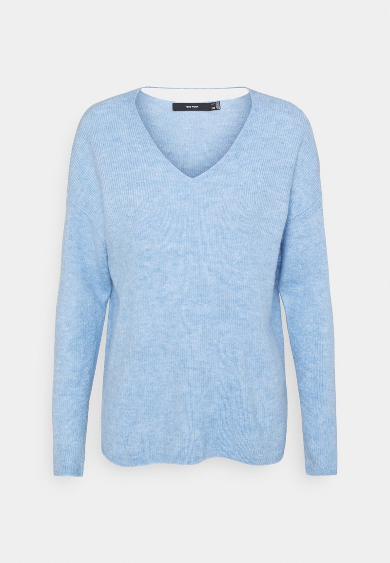 Pull à col en V en maille douce bleu clair, manches longues avec une coupe décontractée et une texture côtelée, présenté sur un fond uni.