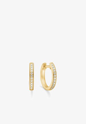 Pendientes de aro dorados con un diseño elegante adornado con una fila de pequeñas piedras preciosas claras a lo largo de un borde. Forma redondeada con cierre de bisagra.