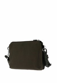 Sac en tissu vert à texture lisse, forme rectangulaire, fermeture éclair et bandoulière réglable. Présente un logo sur la bandoulière.